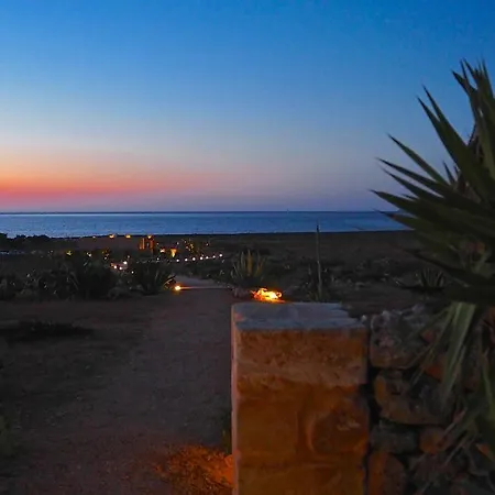 Dimora Cala Del Pozzo 住宿加早餐酒店 法维尼亚纳